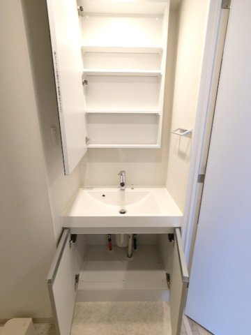 PROUD FLAT日本橋馬喰町の設備|トイレと独立した洗面室、ハンドシャワー付洗面台