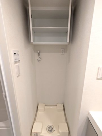 PROUD FLAT日本橋馬喰町の設備|トイレと独立した洗面室の洗濯機置場は排水口のお手入れし易く手前中央に配置し、足高の防水パンです