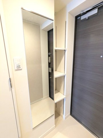 PROUD FLAT日本橋馬喰町の設備|玄関依姿見鏡付、人感センサー付玄関ライト