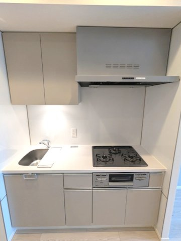 PROUD FLAT日本橋馬喰町のキッチン|グリル付ガス3口システムキッチン、瀟洒でお手入れ楽なガラストップコンロ、調理しやすいシンクプレート付、豊富な収納
