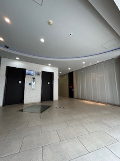 SERENiTE江坂四番館のロビー|落ち着いたロビーです