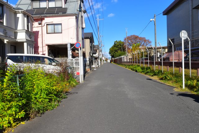 福生市武蔵野台１丁目の売地の前面道路含む現地写真