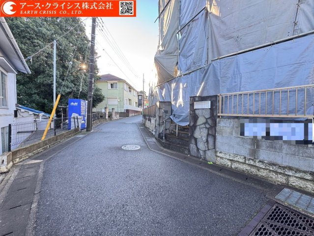 【前面道路含む現地写真】 | 松戸市平賀10期　全2区画 | お気に入りのハウスメーカーや工務店で建築可能。デザインも間取も自由に決められるので、「自分たちらしい暮らし」を実現できます。日常に便利さと穏やかさを兼ね備えてた、立地はいかがでしょうか。