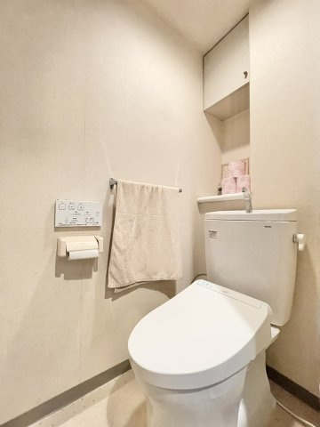 サーパス高須Ⅱのトイレ|温水洗浄便座トイレです。芳香剤やトイレットペーパーを置くスペースもあります。