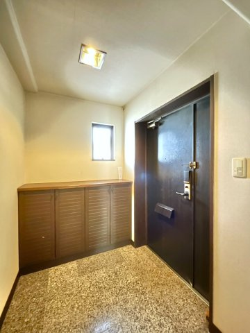 サーパス高須Ⅱの玄関|小窓付きで明るい玄関。腰高のシューズボックスも設置されています。