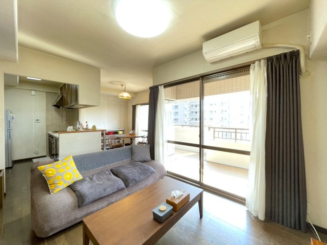 サーパス高須Ⅱの居間・リビング|南面バルコニーに面したリビング・ダイニング。南からの光が差し込む明るいお部屋です。