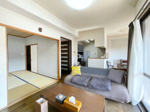 サーパス高須Ⅱの居間・リビング|室内は綺麗に使用されています。クロス張り替え等、少しのリフォームで気持ちよくお住まいいただけます。