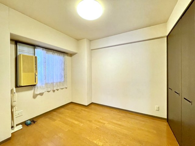 サーパス高須Ⅱの洋室|北東側洋室です。クローゼットがあり、居住空間を広々と使えます。