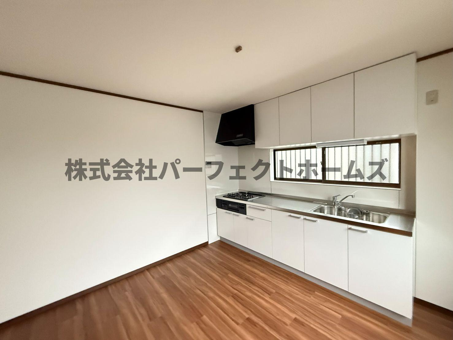 仁和寺町戸建　賃貸の居間・リビング|ゆったりとしたリビングです