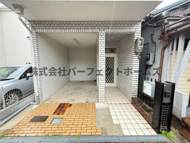 仁和寺町戸建　賃貸のエントランス|ゆとりのあるエントランスです