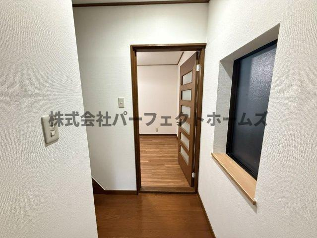 仁和寺町戸建　賃貸の内装|明るい色調の室内です