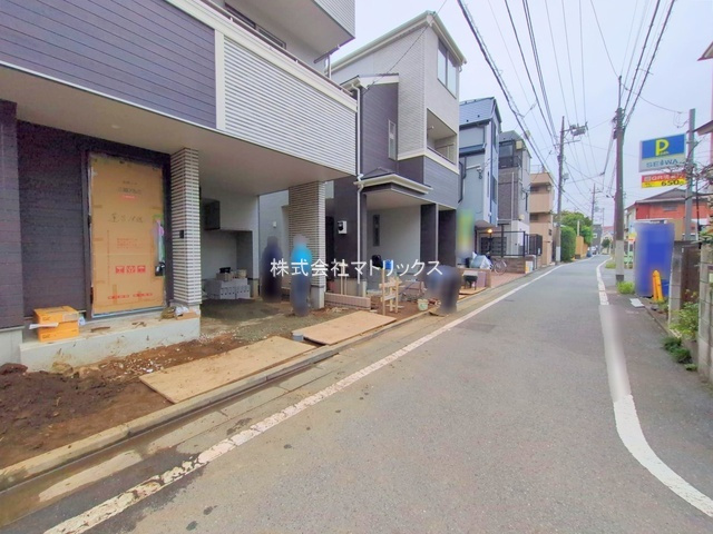 板橋区蓮沼町　全室6帖以上　車庫付き住宅　限定2棟　の前面道路含む現地写真