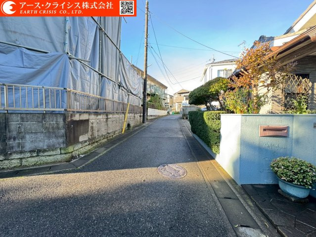 【前面道路含む現地写真】 | 松戸市平賀10期　全2区画 | お気に入りのハウスメーカーや工務店で建築可能。デザインも間取も自由に決められるので、「自分たちらしい暮らし」を実現できます。日常に便利さと穏やかさを兼ね備えてた、立地はいかがでしょうか。