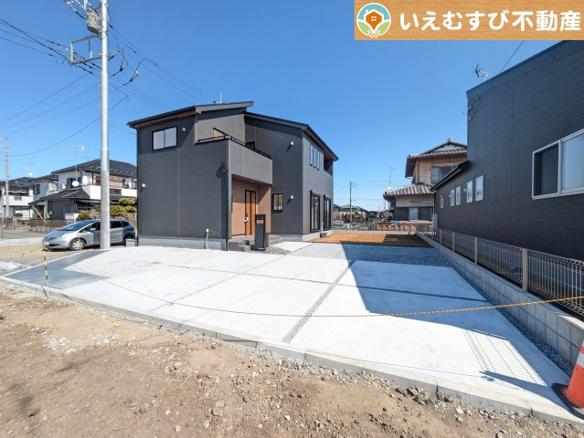 Livele Garden.S　寄居町桜沢の駐車場|並列4台駐車可能なゆとりのカースペース
複数台車をお持ちでも、お友達が遊びに来てもゆとりの駐車スペース！