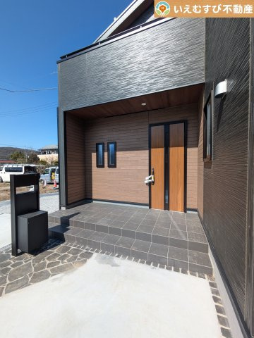 Livele Garden.S　寄居町桜沢のエントランス|落ち着いた色づかいのエントランス
駐車場からアクセスの良いエントランス。雨の日や荷物が多くても安心の動線♪