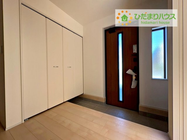 日立市滑川本町3期　新築戸建　1号棟の玄関|"玄関は常にすっきり片付いているのが理想！
これだけの大容量シューズボックスがあれば、捨てたくないものを捨てたりする必要もありません♪"