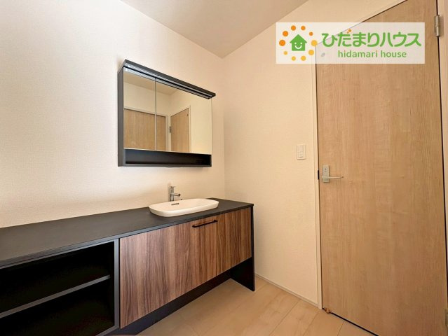 日立市滑川本町3期　新築戸建　1号棟の洗面所|三面鏡の大きな鏡は憧れます(^^♪ 鏡の後ろは収納となっていて、細かいものでも収納できるのでスッキリと整理できます！