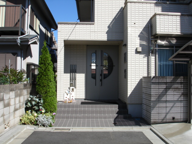 府中市紅葉丘３丁目の賃貸マンションのエントランス