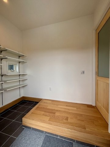 筑後市西牟田　7号地の玄関|小窓がついた明るい玄関は明るくお客様をお出迎えできます♪