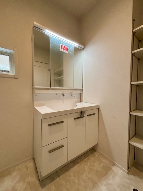 筑後市西牟田　7号地の独立洗面台|明るい洗面台は毎朝の歯磨きも快適にできますね♪