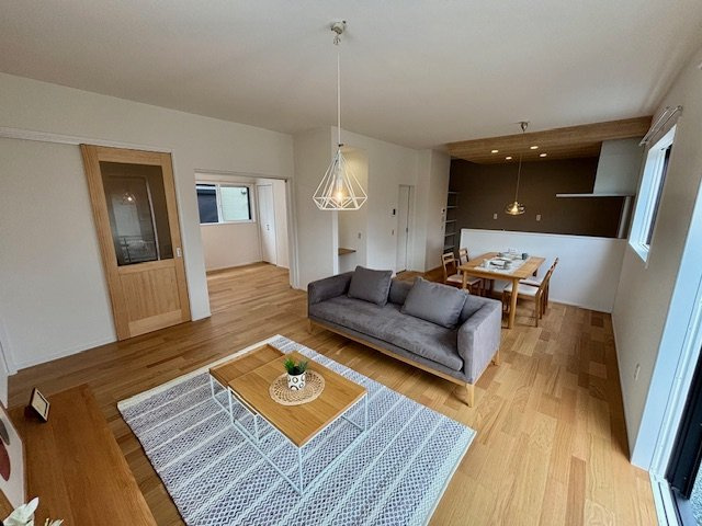 筑後市西牟田　7号地の居間・リビング|明るいリビングは暖かい家族のだんらんをお手伝いします。