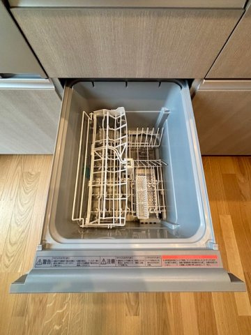 筑後市西牟田　7号地のキッチン|システムキッチンにビルトインされた食洗機。家事を強力にサポートするだけでなく、節水にも貢献します。