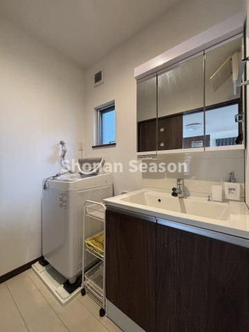 【独立洗面台】 | ミラー裏部分にも収納スペースを確保！朝のお支度が捗ります♪