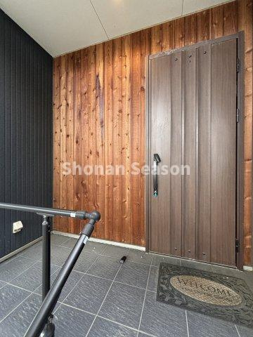 【玄関】 | 玄関にはスロープがあり、小さなお子様のいらっしゃる家庭も安心です♪