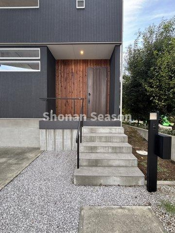 【玄関】 | 玄関には、来訪者を目視できるモニターフォンに宅配BOXを完備◎