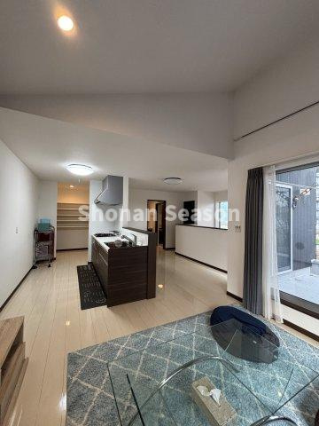 【居間・リビング】 | 陽光がたっぷり降り注ぐ心地良い住空間！有意義な時間が過ごせますよ♪