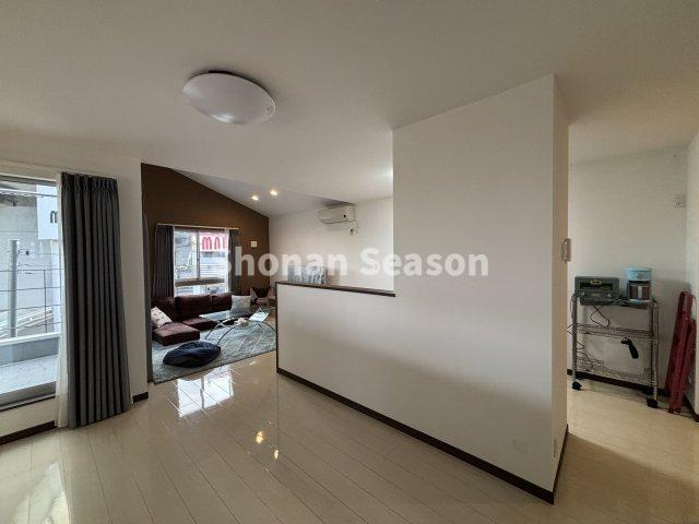 【キッチン】 | 四方から出入りでき、複数人でも調理がしやすいアイランドキッチン！　
対面式で会話も楽しめます♪