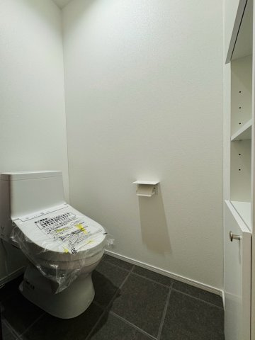 西野10条7丁目戸建のトイレ|1階トイレはタンクのサイズが小さいタイプで空間を広く。収納も完備されており使い勝手も良好です。