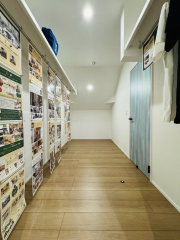 西野10条7丁目戸建の収納|2階ウォークインクローゼットは廊下と寝室の回遊動線となっており、さまざまな物を収納しておくことができます。収納以外にも使い方いろいろ。