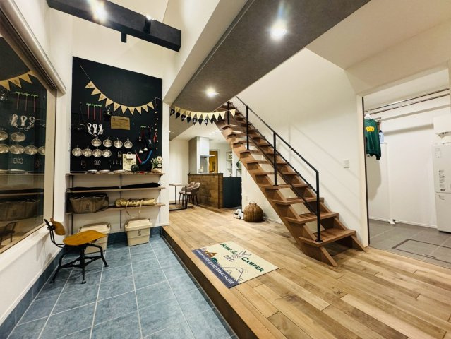 西野10条7丁目戸建の玄関|ひとたび玄関ドアを開ければそこにはナチュラルWoodyな開放的な空間。アウトドアグッズを魅せるための工夫がここに。