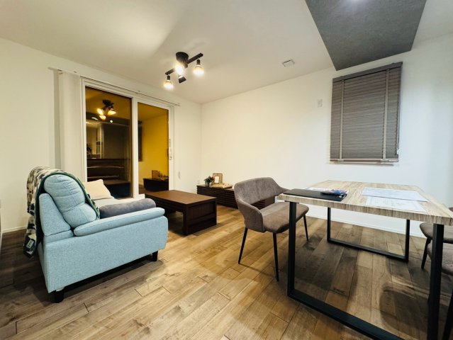 西野10条7丁目戸建の居間・リビング|1階全面床暖房のためリビングで過ごしてもダイニングで食事をしていても快適なひとときをお過ごしいただけます。