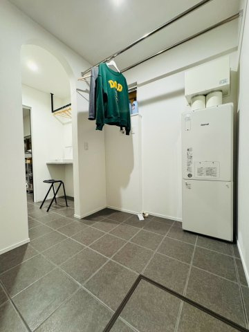 西野10条7丁目戸建の脱衣所|ランドリースペースと浴室、玄関ホールへの中継地点にある広々としたユーティリティースペース。洗濯機を置いても余裕のある空間。