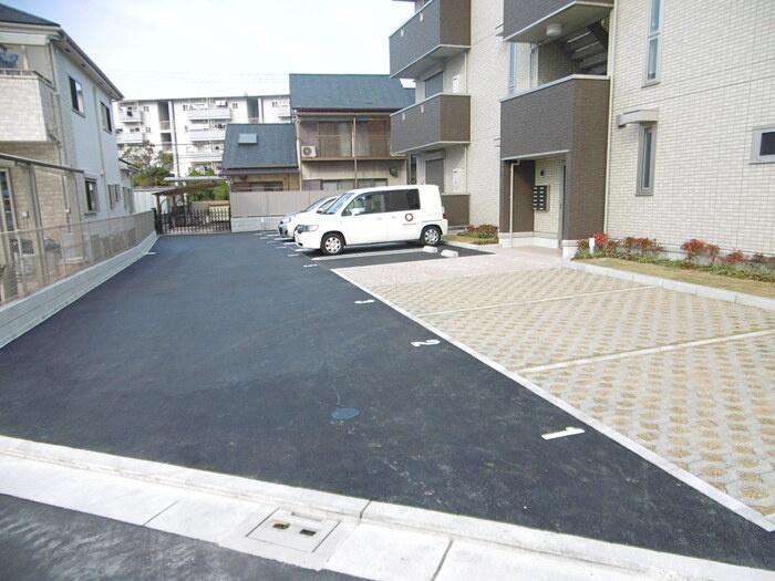 ディーモンテ深井沢町の駐車場