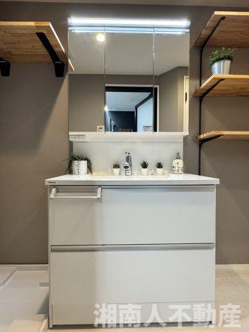 パラシオン鎌倉玉縄の独立洗面台|独立洗面台、小物を置くことができて便利です