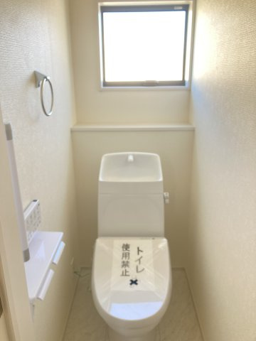 リーブルガーデンＳ前橋市大利根町第７　1号棟のトイレ|2階トイレです。清潔感のある白を基調としています。