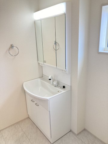 リーブルガーデンＳ前橋市大利根町第７　1号棟の独立洗面台|広めの設計３帖でご用意。シャワー水栓付き洗面台で朝の身支度もバッチリです！
洗面台には収納スペースもあり洗面室もすっきり片付きますよ！