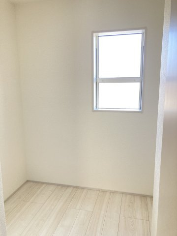 リーブルガーデンＳ前橋市大利根町第７　1号棟の収納|2階にはストレージルームがあります。扇風機や雛人形など季節物の収納に重宝します。
窓付きなので在宅ワークに利用しても良いですね。