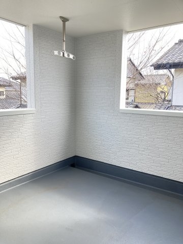 リーブルガーデンＳ前橋市大利根町第７　1号棟のバルコニー|広々としたインナーバルコニーです。
急な雨でも洗濯物が濡れませんよ！