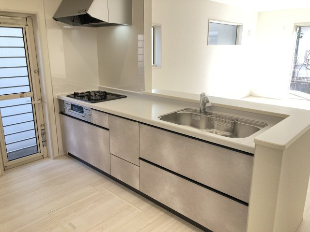 リーブルガーデンＳ前橋市大利根町第７　1号棟のキッチン|人気のカウンターキッチン採用です☆ゴミ出しに便利な勝手口付き♪
コンロも３口ご用意しています！調理スペースも広くストレスなくお料理できます。
浄水器つきなので美味しいお水も飲めますよ♪