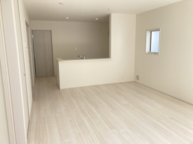 リーブルガーデンＳ前橋市大利根町第７　1号棟の居間・リビング|陽当たり良好な17帖リビングです☆
人気の対面式キッチンを配した空間はお好みの家具も合わせやすく、家族がくつろぐ快適な空間造りをサポート。窓からは明るい陽光が差し込みます。