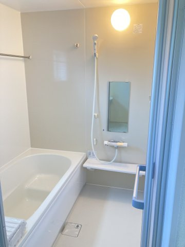 リーブルガーデンＳ前橋市大利根町第７　1号棟の浴室|１坪タイプのフルオートバスです！
足を延ばして入れる広さなので一日の疲れも癒されますよ♪
室内物干しや浴室乾燥機もあるのでお天気の悪い日にはランドリースペースとしてもご利用できます！