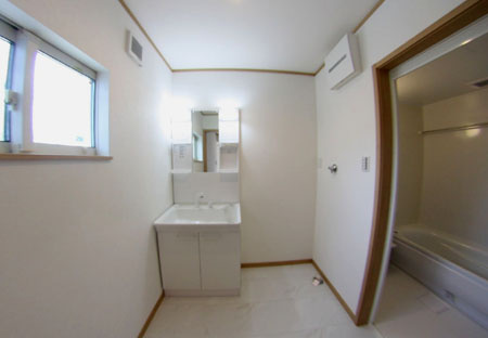 FELIZ板原 A棟の独立洗面台|朝の支度にも助かる、独立の洗髪洗面化粧台