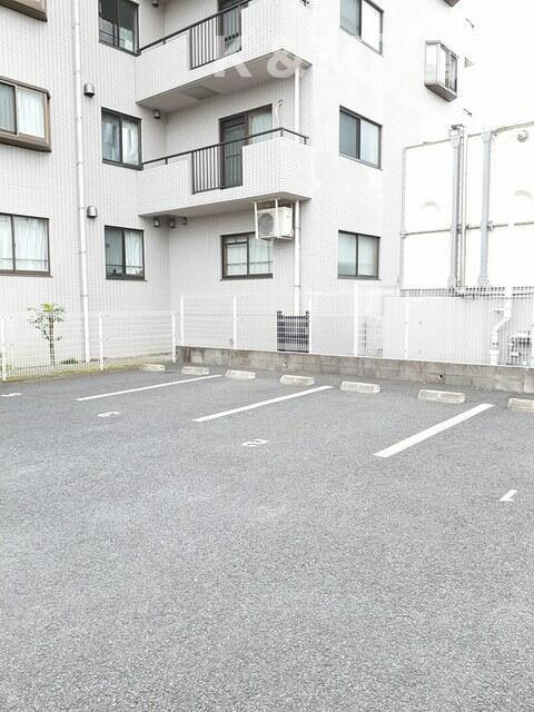 エーデルⅢの駐車場|車をお持ちの方に嬉しい駐車場付きの物件です