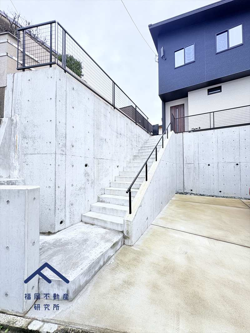 南区柏原２丁目　戸建ての前面道路含む現地写真