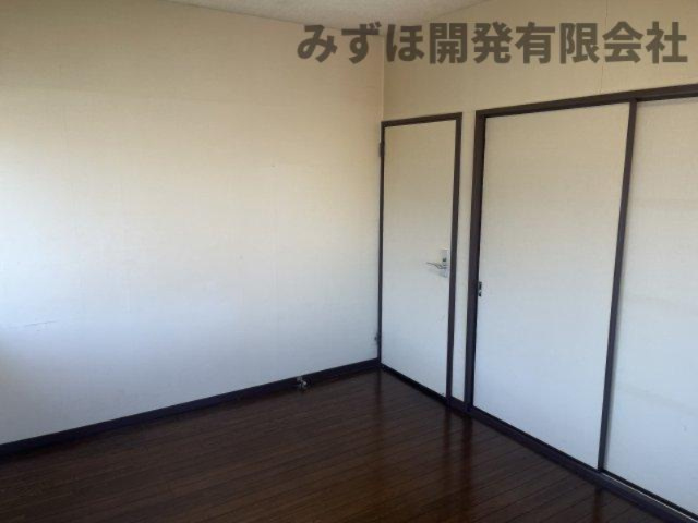 山形市銅町二丁目13-28の洋室|2階の洋室です。天井・壁クロスを貼替え、床もクッションフロアを上貼りします。