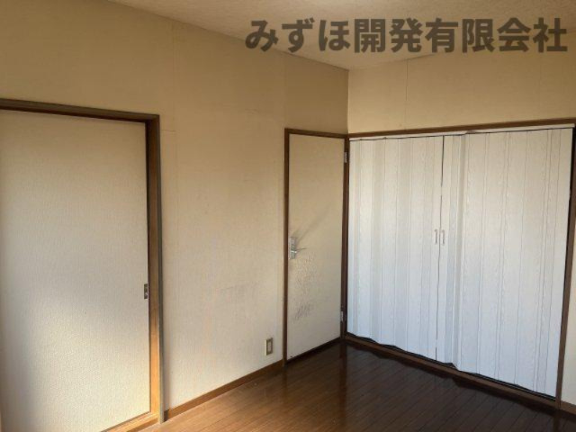 山形市銅町二丁目13-28の洋室|2階の洋室です。天井・壁クロスを張り替え、床にはクッションフロアを上貼りします。